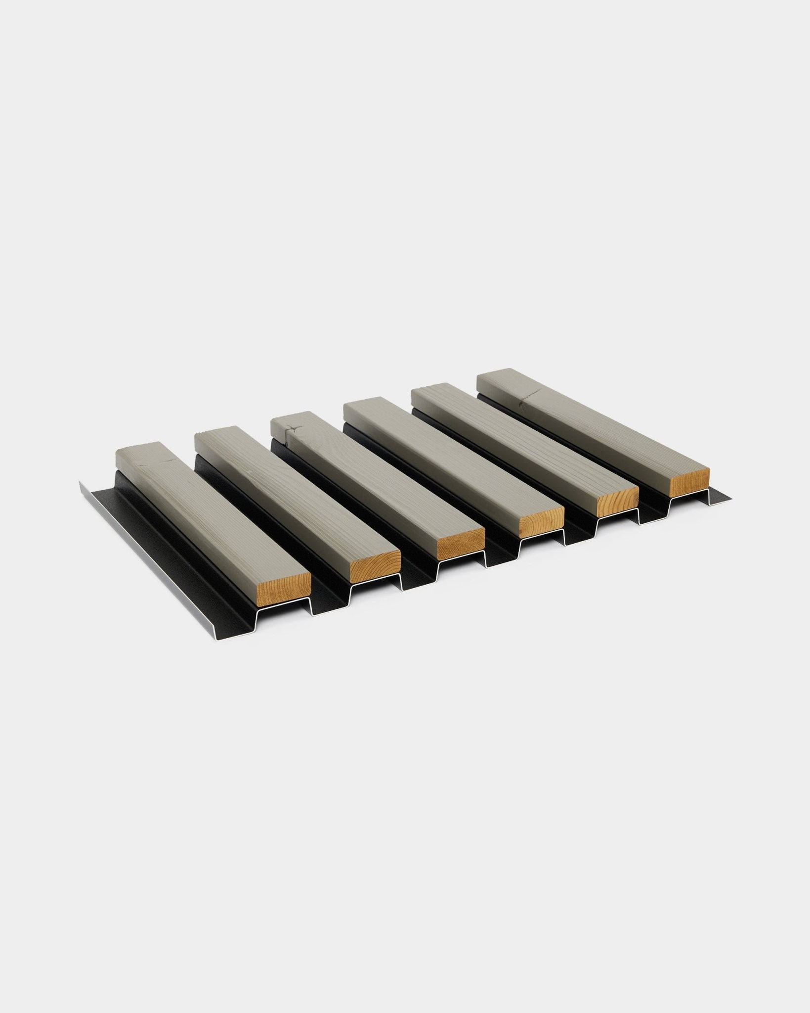 Six échantillons de panneaux de façade Aluwood en finition grey (45,7 x 27 cm) par WoodUpp sont présentés sur des supports métalliques black sur un fond gris clair.
